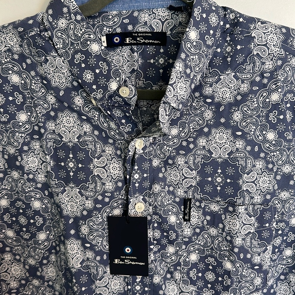 Men’s short sleeve button up medium
